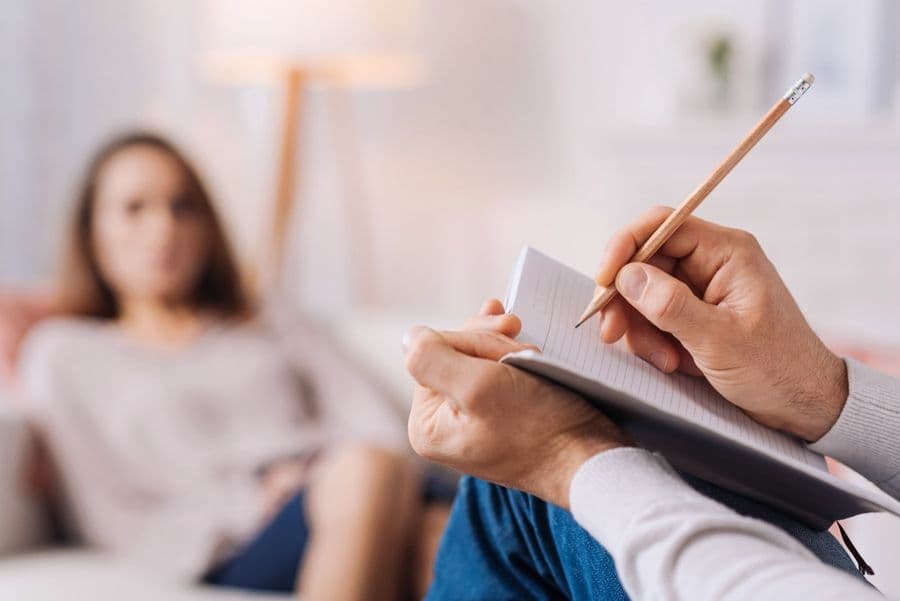 Konsultacje psychologiczne – czym są i komu pomagają?